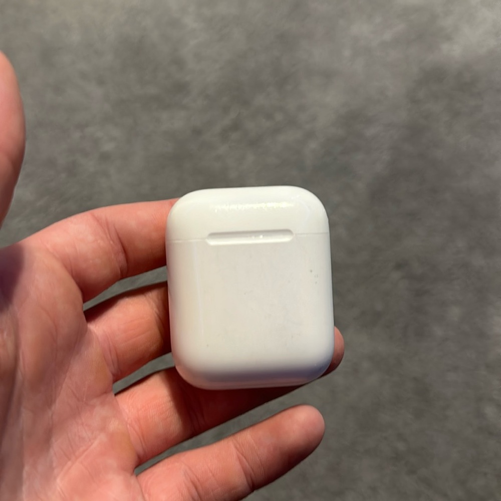 Airpod gen 1's for cheap with case only one airpod